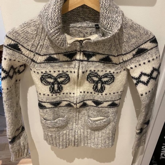 TNA Aritzia Knit 100% Lambs Wool Sweater - Picture 2 of 4